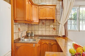 Een koelkast, een magnetron, een oven, een kookplaat