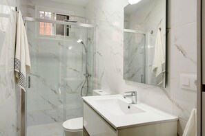 Dusche, Haartrockner, Handtücher