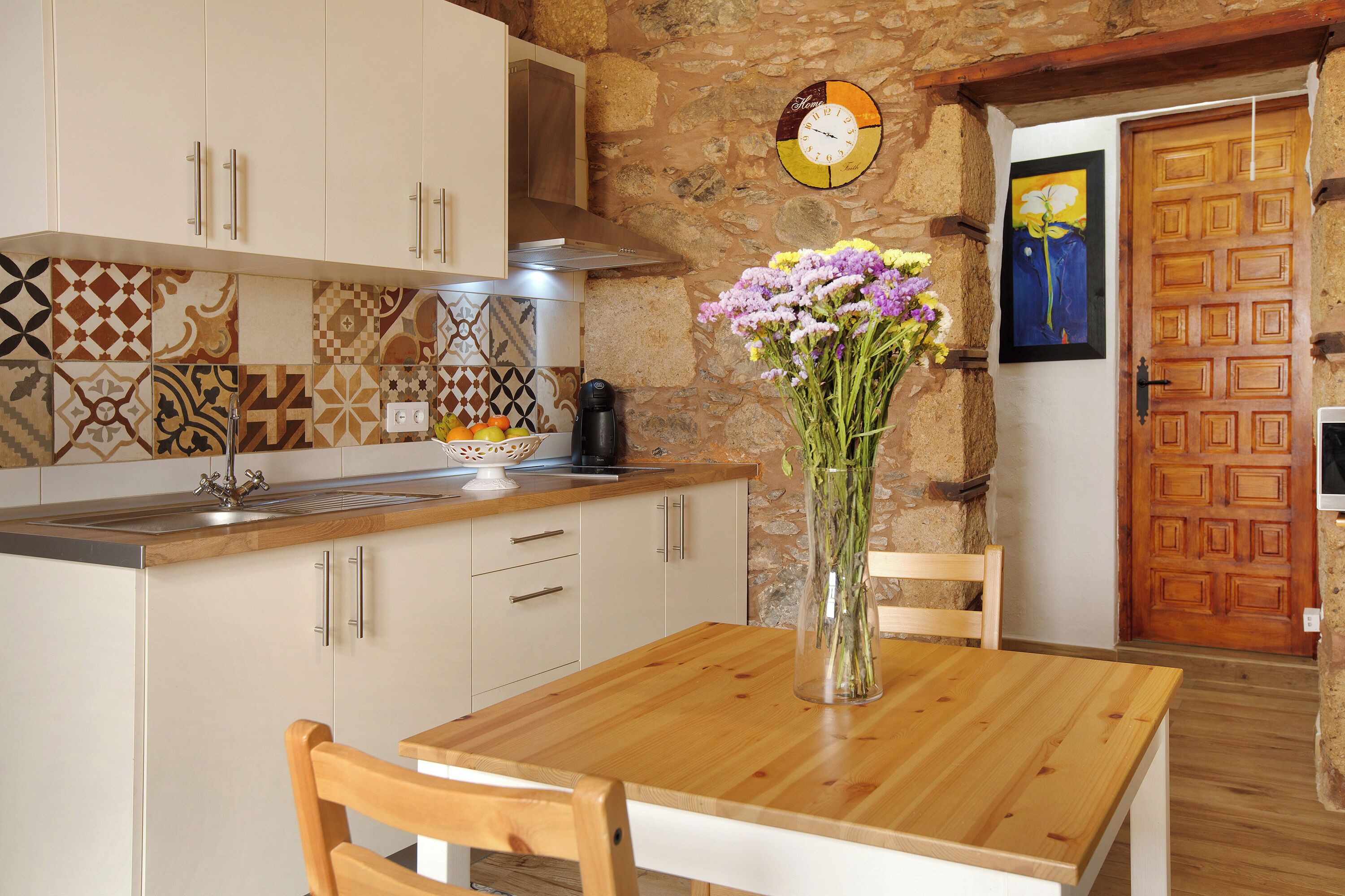 Geladeira, micro-ondas, cooktop, cafeteira/chaleira