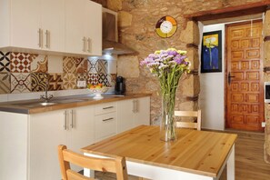 Refrigerador, microondas, placa de cocina, cafetera/tetera