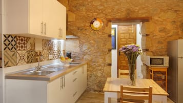 Refrigerador, microondas, parrilla de estufa y cafetera y tetera