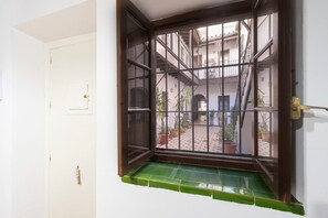 Interior - 'Apartment en Puente Triana' close to City Centre with Patio & Wi-Fi (Sevilla)