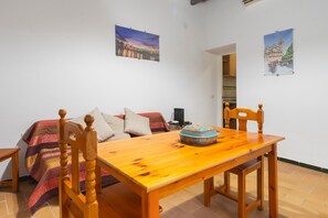 Dining - 'Apartment en Puente Triana' close to City Centre with Patio & Wi-Fi (Sevilla)