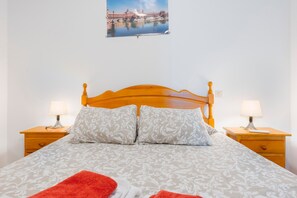 1 bedroom, iron/ironing board, free WiFi, bed sheets - 'Apartment en Puente Triana' close to City Centre with Patio & Wi-Fi (Sevilla)