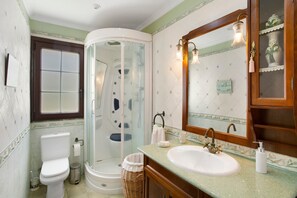 Baignoire, sèche-cheveux, serviettes fournies
