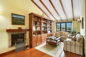 TV, fireplace, video games, DVD player - Vacation Home "Casa Lucas" with Mountain View, Pool, Wi-Fi, Garden & Terrace (Vega de San Mateo)