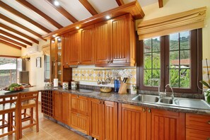 Fridge, microwave, oven, stovetop - Vacation Home "Casa Lucas" with Mountain View, Pool, Wi-Fi, Garden & Terrace (Vega de San Mateo)