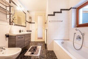 Vasca, asciugacapelli, asciugamani