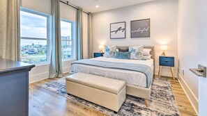 2 chambres, bureau, fer et planche à repasser, lit de bébé portatif
