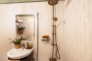 Shower, hair dryer, towels - Vacation Home 'Refugio Vacacional' with Sea View, Workspace & Wi-Fi (Granadilla de Abona)