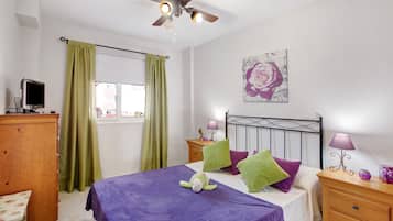 1 slaapkamer, een strijkplank/strijkijzer, gratis wifi, beddengoed