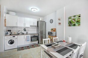 Een koelkast, een microgolfoven, een oven, een kookplaat
