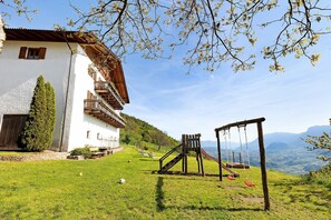 Children’s area - Apartment 'Moar im Rumsein - Saltenblick' with Mountain View, Wi-Fi & Garden (San Genesio)