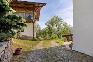 Property grounds - Apartment 'Moar im Rumsein - Saltenblick' with Mountain View, Wi-Fi & Garden (San Genesio)