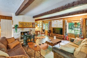 Televisión, chimenea, libros y estéreo 