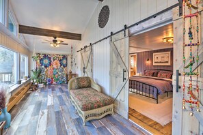 2 slaapkamers, een bureau, een strijkplank/strijkijzer, internet