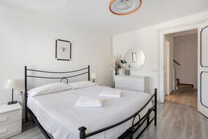 3 makuuhuonetta, silitysrauta/-lauta, ilmainen Wi-Fi, vuodevaatteet