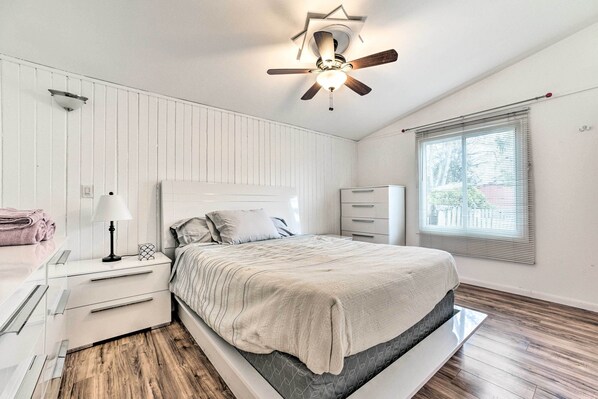 4 bedrooms, iron/ironing board, Internet, bed sheets - 3 Mi to Michigan Stadium: Home w/ Grill & Yard (Ann Arbor)