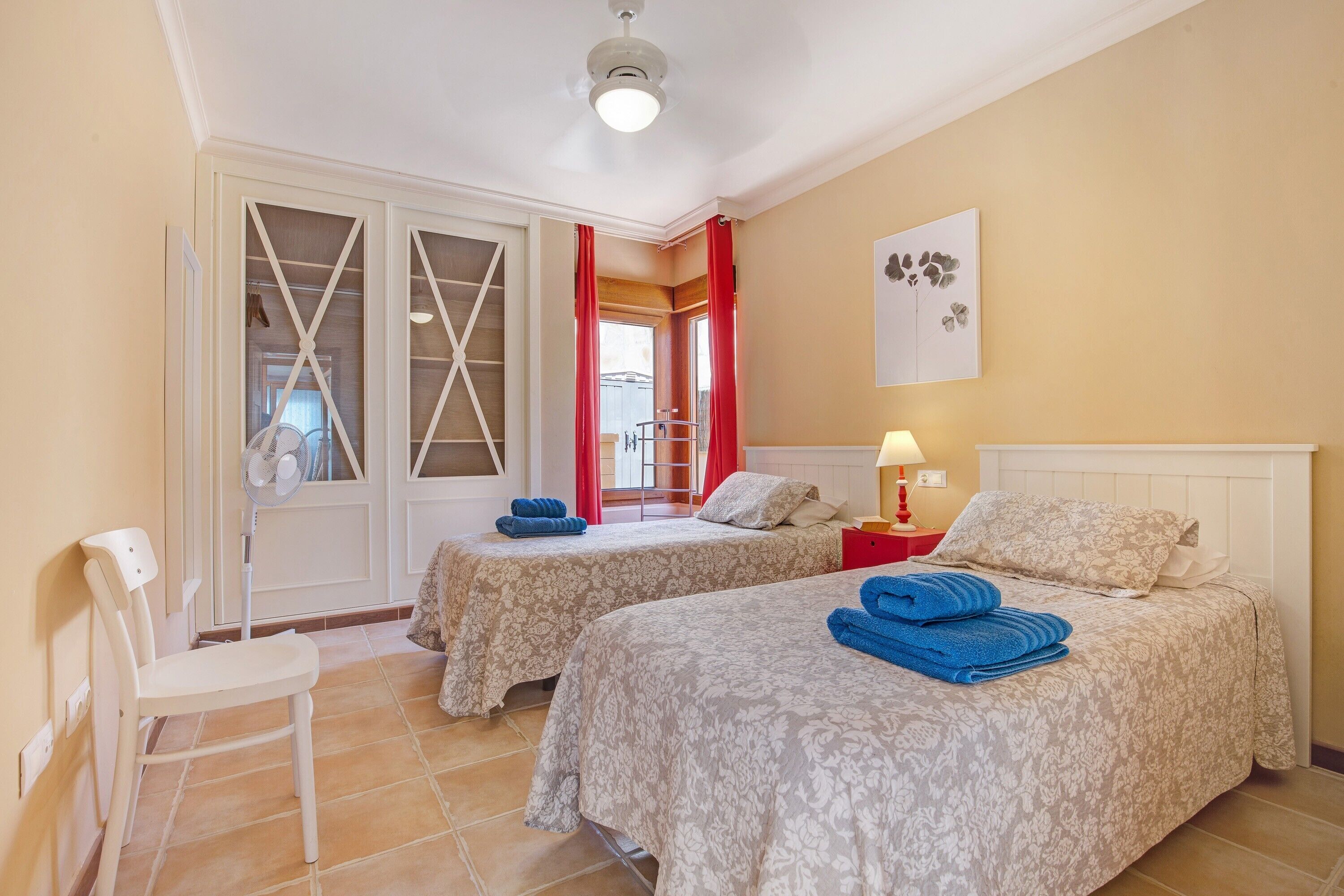 4 chambres, fer et planche à repasser, Wi-Fi gratuit, draps fournis