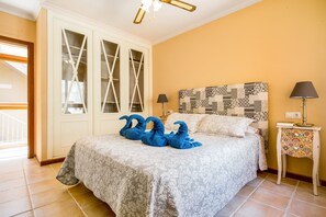 4 室のベッドルーム、アイロン / アイロン台、WiFi (無料)、ベッドシーツ