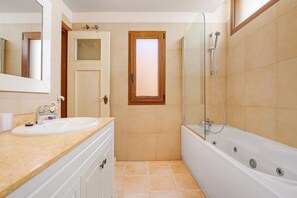 Bathtub, hair dryer, towels - Vacation Home 'Villa Mia' with Sea View, Garden, Pool & Wi-Fi (Caleta de Fuste)