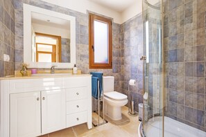 浴槽、ヘアドライヤー、タオル