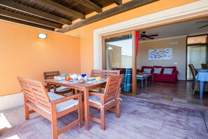 Outdoor dining - Vacation Home 'Villa Mia' with Sea View, Garden, Pool & Wi-Fi (Caleta de Fuste)