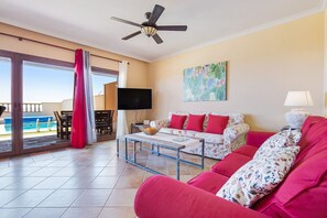 TV, ping pong - Vacation Home 'Villa Mia' with Sea View, Garden, Pool & Wi-Fi (Caleta de Fuste)