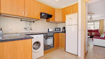 Een koelkast, een magnetron, een oven, een kookplaat