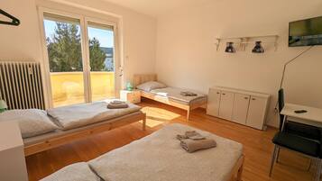 3 bedrooms, desk, iron/ironing board, free WiFi