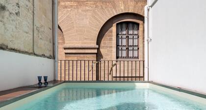 Villa 'Palazzo Paladini' au centre-ville avec piscine et Wi-Fi