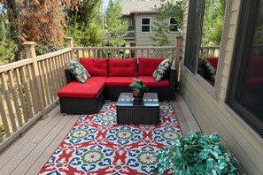 Terrace/patio - Fantastic Sunriver Escape, Dog Friendly, Hot Tub, Bikes, SHARC Passes, A/C, Fireplace, Workstation (Sunriver)