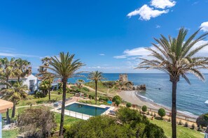 A heated pool, pool loungers - Apartment 'Penthouse La Perla De Marrakech 1' with Sea View, Wi-Fi and Air Conditioning (Casares)