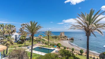 Piscine chauffée, chaises longues