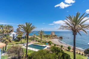 Beheizter Pool, Liegestühle