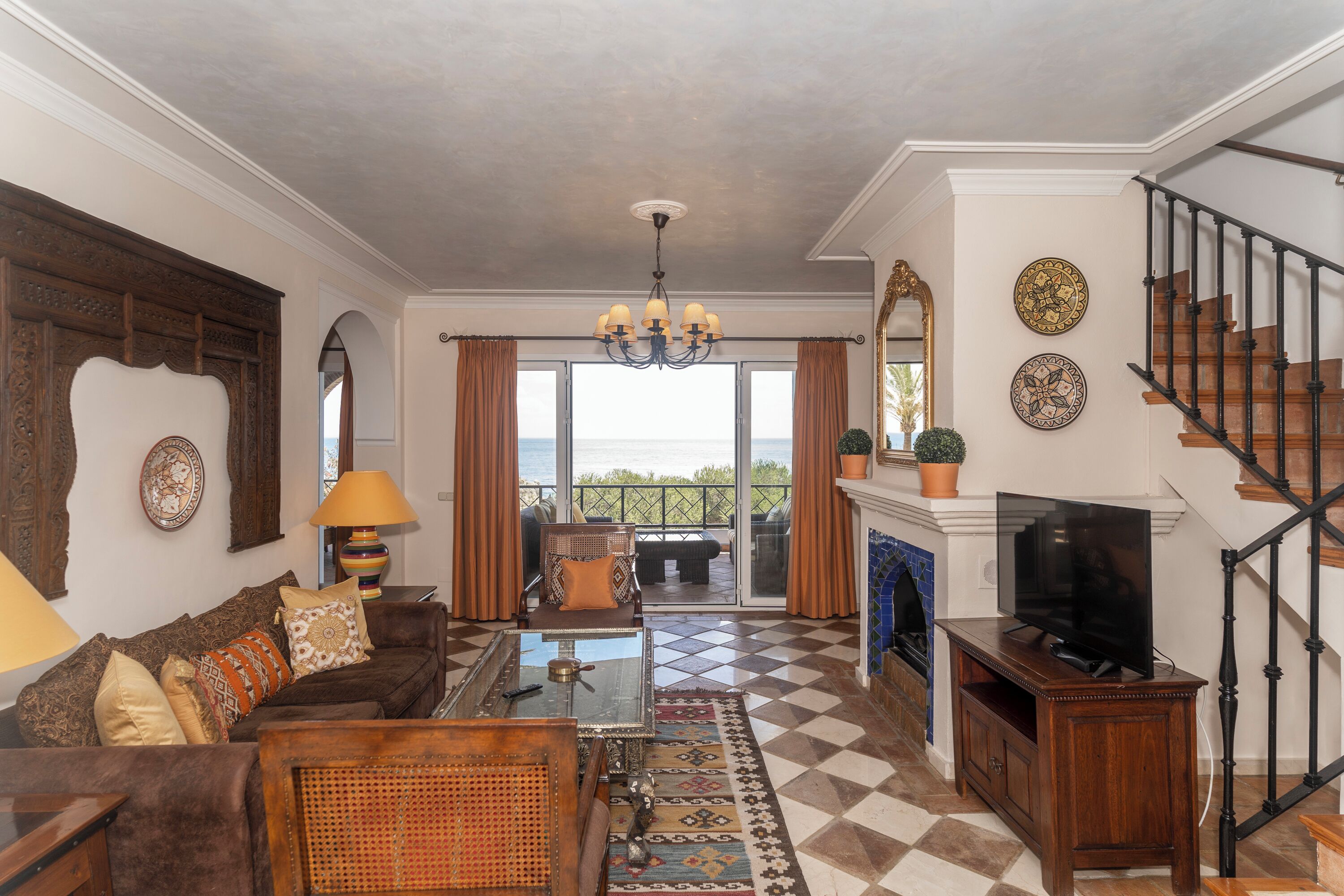 Een televisie en een open haard