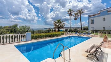 Piscina aquecida, espreguiçadeiras