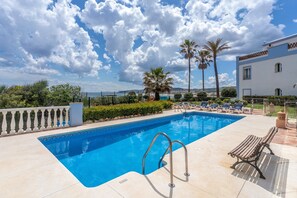 Una piscina riscaldata, lettini