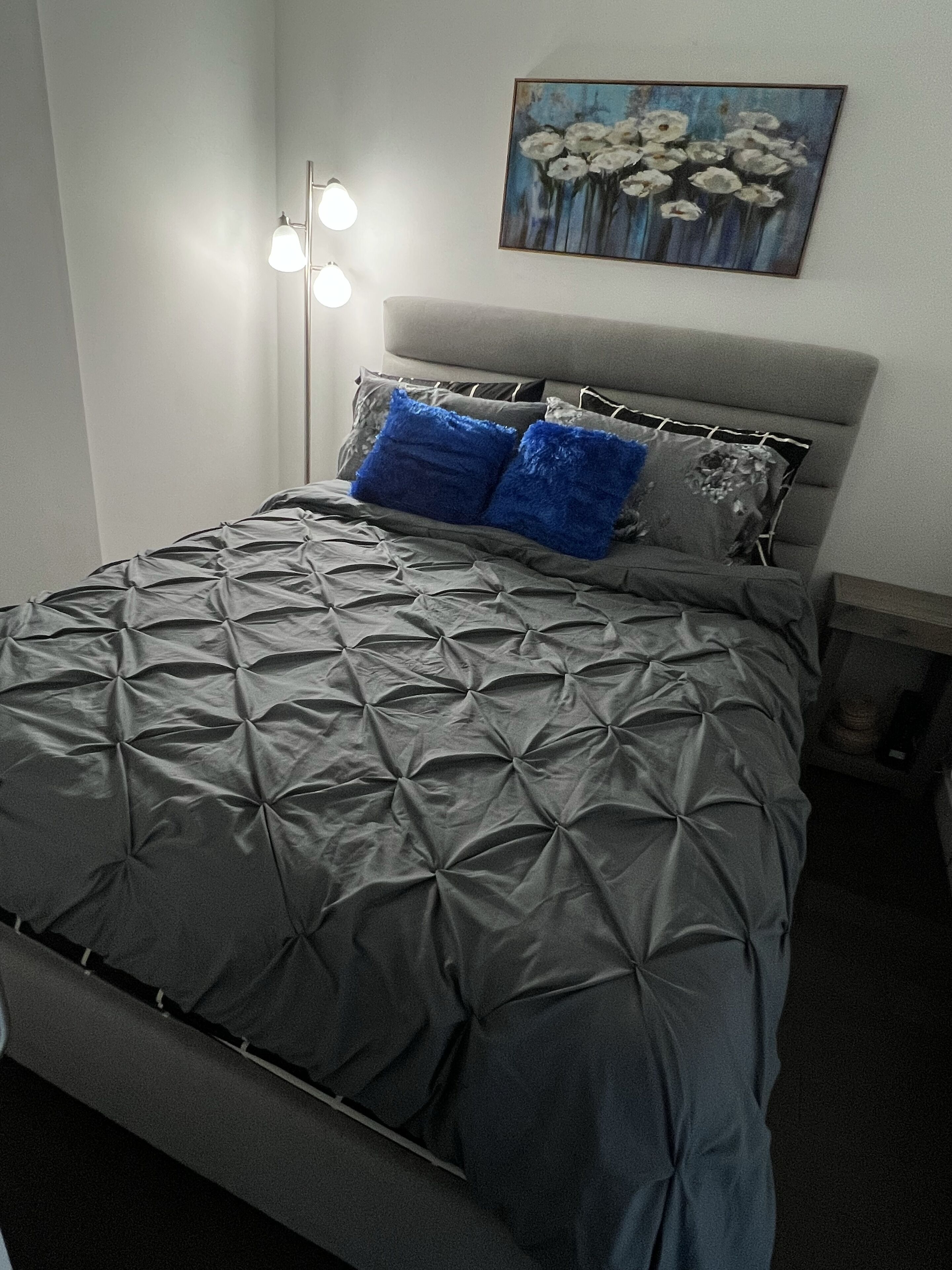 Executive 2 bed Condo King bed great LOCATION