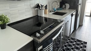 Unclassified image, 5 of 24, button - Executive 2 bed Condo King bed great LOCATION downtown with laundry (Winnipeg)