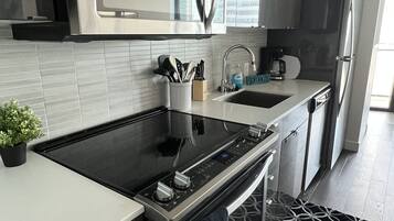 Refrigerador, microondas, horno y parrilla de estufa