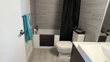 Ensemble douche/baignoire, serviettes fournies, savon, shampoing