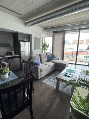 Living area - Executive 2 bed Condo King bed great LOCATION downtown with laundry (Winnipeg)