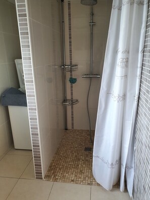 Douche, sèche-cheveux