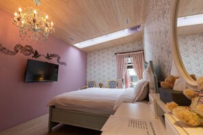 Daunenbettdecken, Pillowtop-Betten, Schreibtisch, Verdunkelungsvorhänge