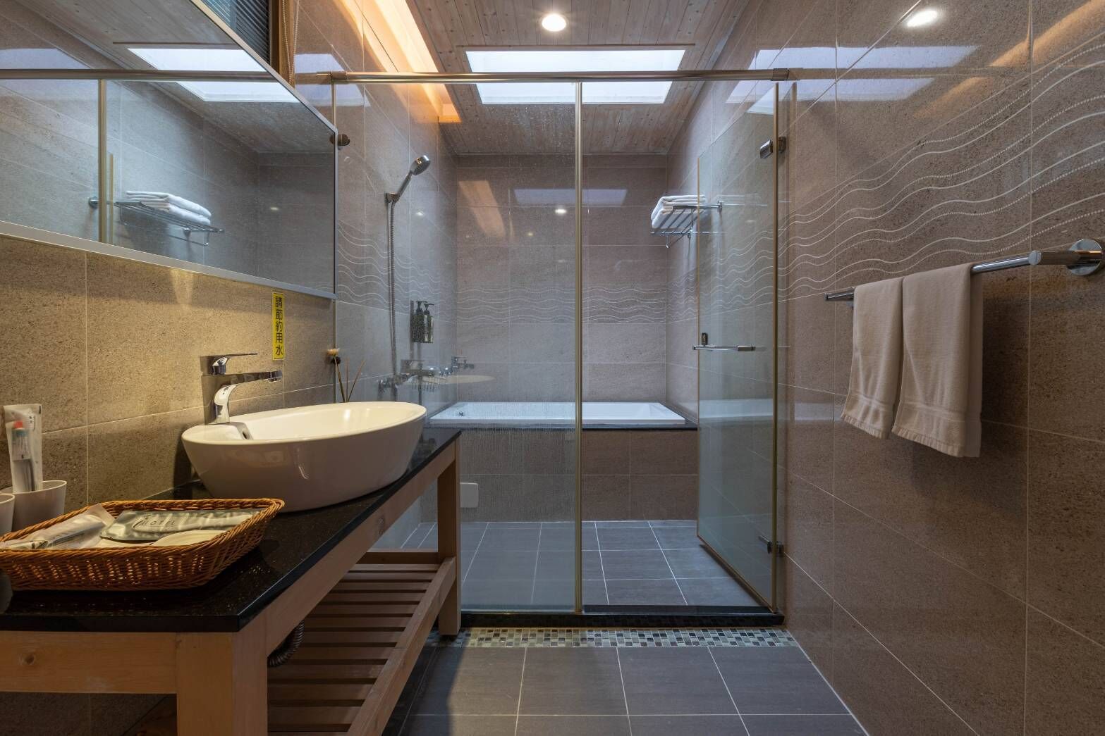 Habitación romántica | Baño | Amenidades de baño gratuitas, secadora de cabello, pantuflas, toallas 