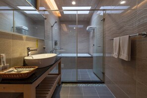 Romantic Room | Bathroom | Free toiletries, hair dryer, slippers, towels - Sun star B&B (Ji'an)