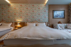 Copriletto in piuma, materassi a doppio strato, una scrivania