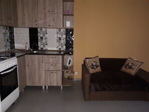 Kühlschrank, Ofen, Herdplatte, Wasserkocher