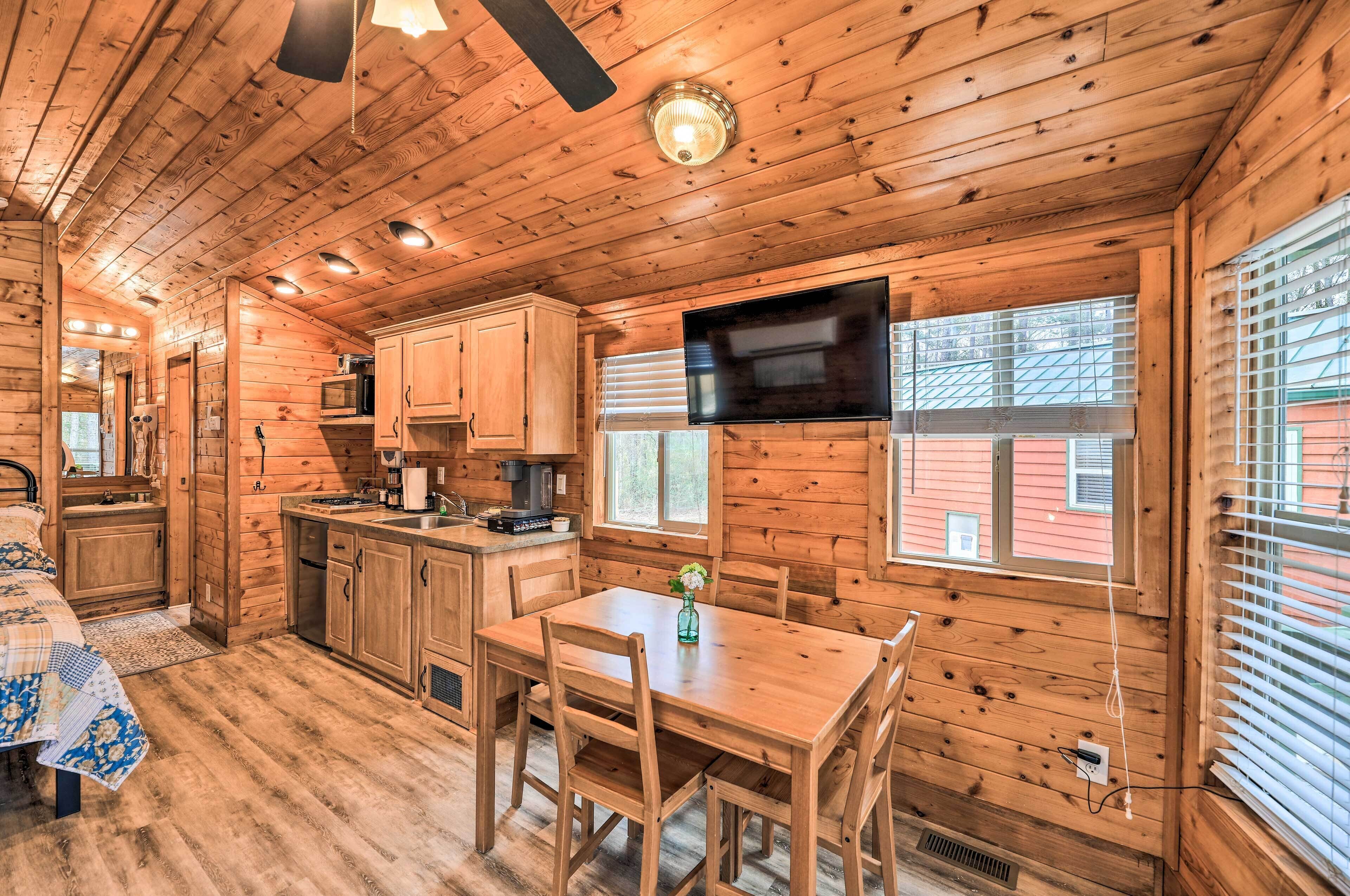 Beautiful New Bern Studio Cabin w/ Fire Pit!